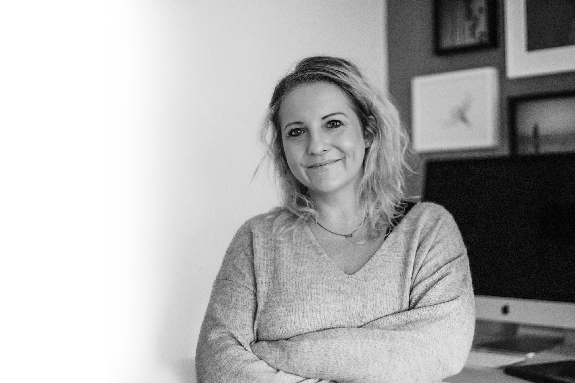 Anna Steyer steht vor ihrem Computer Porträt
